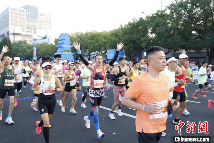 2024杭州马拉松鸣枪开跑 多人破赛会纪录 展现杭