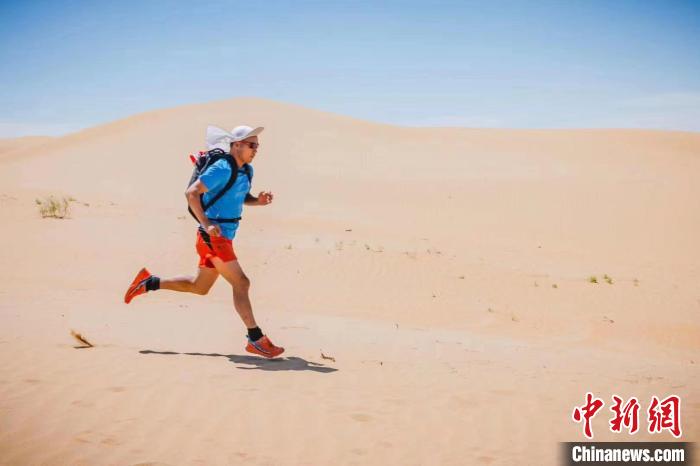 47岁极限跑者夺得环法超马冠军，沿途宣传杭州亚