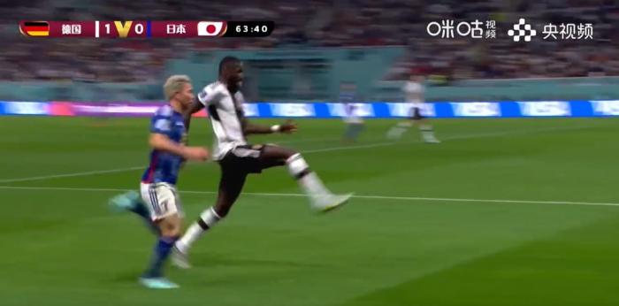 世界杯开赛仅一周，球场狂热与球迷热潮交织的