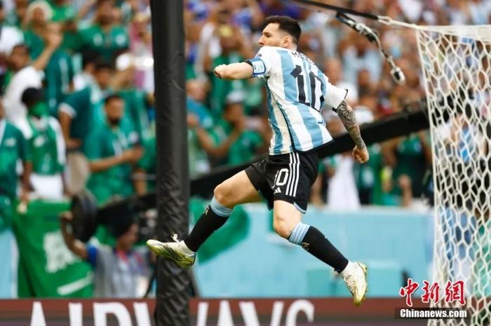 世界杯开赛仅一周，球场狂热与球迷热潮交织的