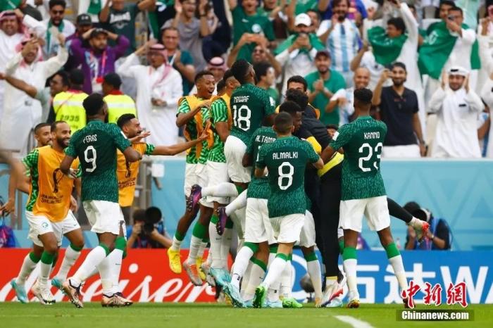 世界杯开赛仅一周，球场狂热与球迷热潮交织的