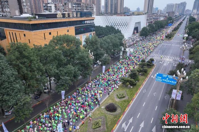 全国首个双遗产主题马拉松在乐山开跑