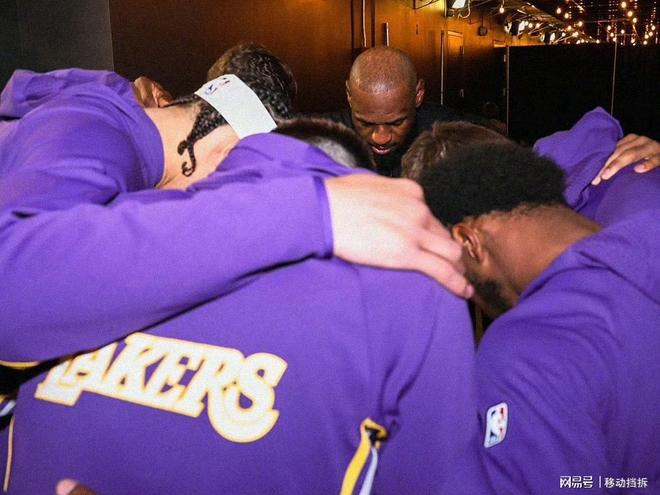 勒布朗-詹姆斯今夏或留湖人 三巨头稳定表现成关