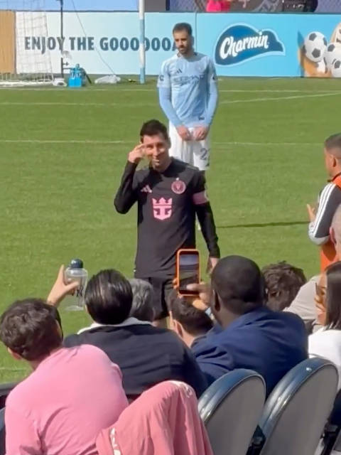 斯瓦泰克结束与费塞特合作，梅西30码任意球逆转