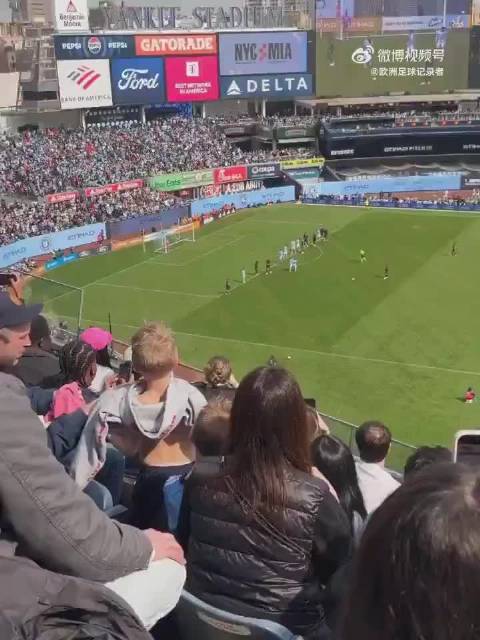 斯瓦泰克结束与费塞特合作，梅西30码任意球逆转